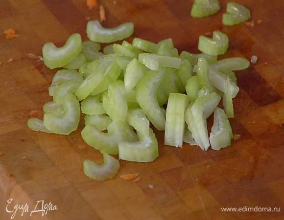 Стебель сельдерея мелко порезать, отправить к луку с морковью, посыпать зирой, солью и обжаривать минут 5‒7, чтобы овощи стали мягкими.