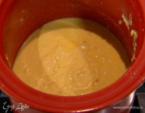 Добавить готовую фасоль и немного бульона, в котором она варилась, и все прогреть, а затем измельчить блендером, если понадобится, влить еще бульона.