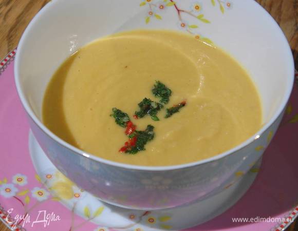 Готовый суп разлить по тарелкам, добавить в каждую понемногу приправы из петрушки.