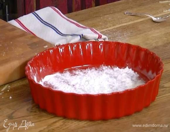 Форму для выпечки присыпать оставшейся мукой.