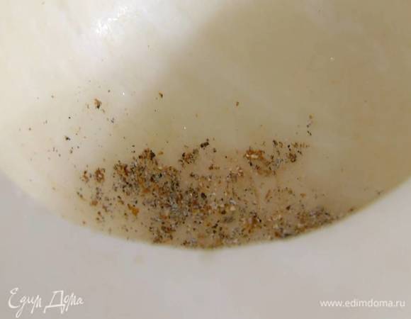 Зерна кардамона и гвоздику растереть в ступке.