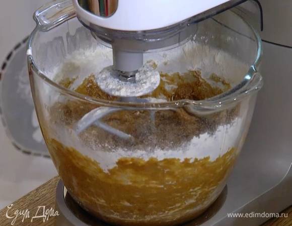 Продолжая взбивать кофейно-солодовую массу, всыпать муку со специями и вымешать еще немного.