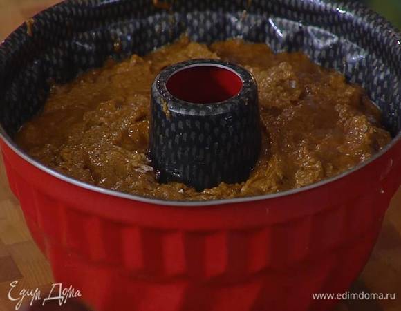 Форму для кекса с выемкой посередине смазать оставшимся оливковым маслом, выложить тесто и выпекать кекс в разогретой духовке до готовности.