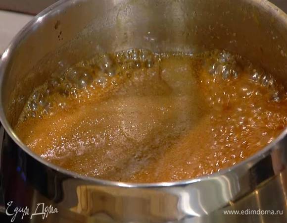 Приготовить соус: демерару и мусковадо соединить в небольшом ковшике, влить 60 мл воды и прогревать, пока сахар полностью не растворится, тонкой струйкой влить сливки, добавить сливочное масло и, перемешивая силиконовой лопаткой, уваривать, пока соус не загустеет, затем влить виски, перемешать и прогреть еще немного.