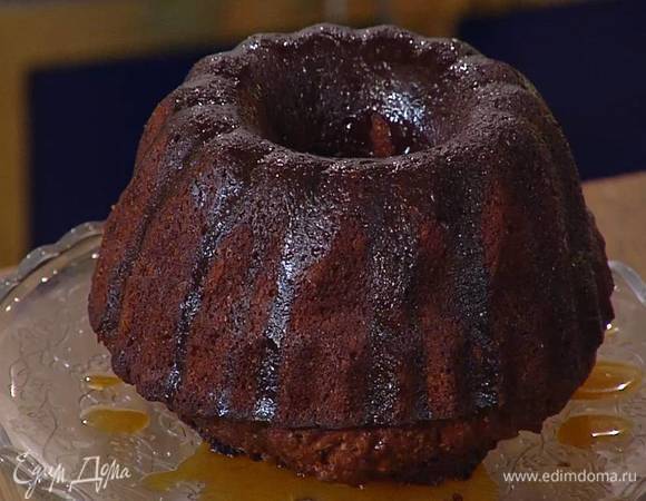 Готовый горячий кекс вынуть из формы, перевернув ее на блюдо, полить карамельным соусом и посыпать сахарной пудрой.