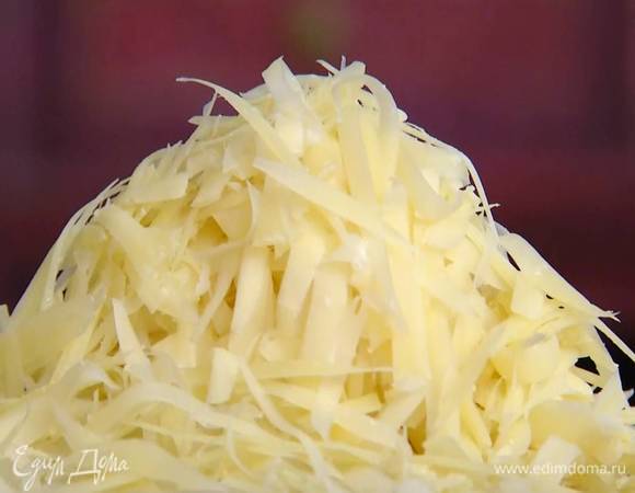 Весь сыр натереть на крупной терке.