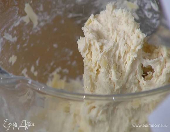 В чаше комбайна перемешать 500 г муки, соду и соль, влить кефир и вымешать все насадкой для теста, затем, продолжая вымешивать, влить 50 мл молока, добавить натертый сыр и перемешать все еще немного.