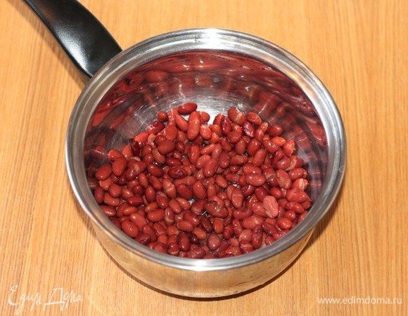 Накануне вечером залить фасоль водой. Утром воду слить, фасоль отварить до готовности по инструкции. Фасоль охладить.
