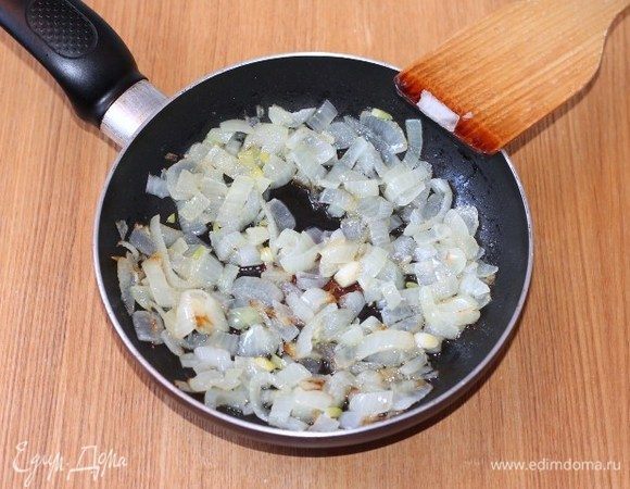 Репчатый лук очистить, нарезать кубиками и обжарить до прозрачности в разогретом растительном и сливочном масле.