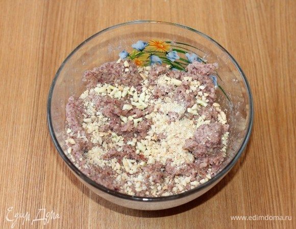 К пасте добавить очищенные, обжаренные и измельченные орешки (грецкие или арахис) и прессованный чеснок. Величина помола орехов — по вашему вкусу.
