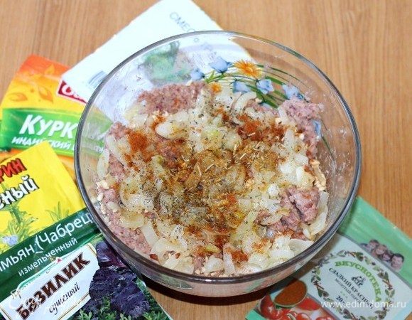 Затем добавляем обжаренный лук и специи по вкусу. Измельчаем блендером. Паштет готов!
К паштету можно добавить разные добавки.
