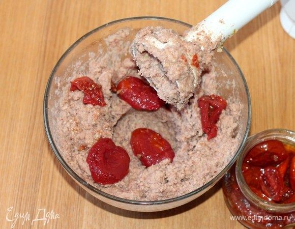 Для лучшего вкуса в паштет можно добавить половинки вяленых помидоров (без шкурки) и чесночное масло от помидоров. Если нет вяленых помидоров, то можно добавить 1 ст. л. лимонного сока, это тоже вкусно.
