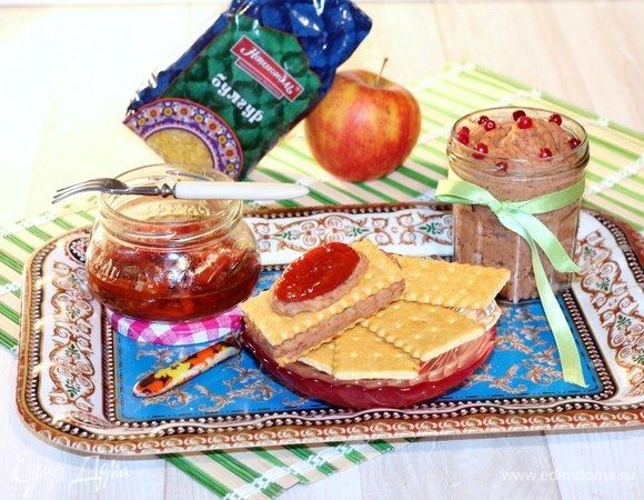 Переложить паштет в банку с крышкой и хранить в холодильнике. 