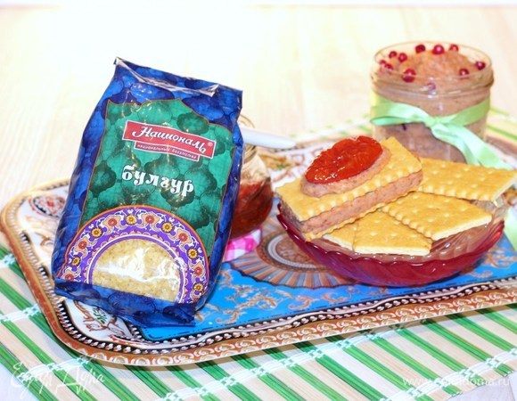 Совет. Для быстроты приготовления можно использовать готовую консервированную фасоль, натуральную, т.е. в соку. Для лучшего вкуса отваренные фасоль и булгур взять в одинаковых пропорциях, т.е. 1:1. Большое количество фасоли перебивает вкус паштета.
