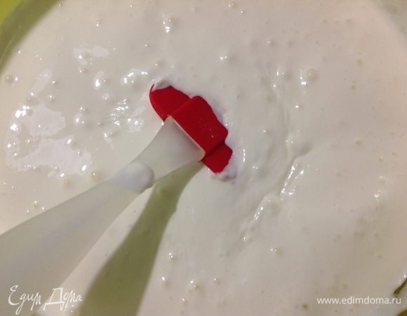 Сметану немного нагреваем до теплого состояния и «гасим» в ней соду, даем постоять 15 минут, в сметане появляются пузырьки воздуха, добавляем соль и смешиваем до растворения.