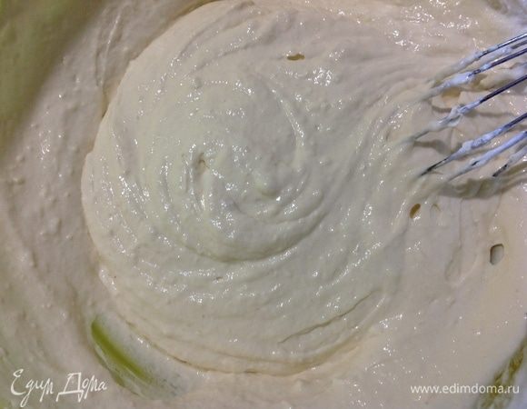 Теперь частями просеиваем в сметану муку, сначала 300 г — смешали, чтобы не было комочков.