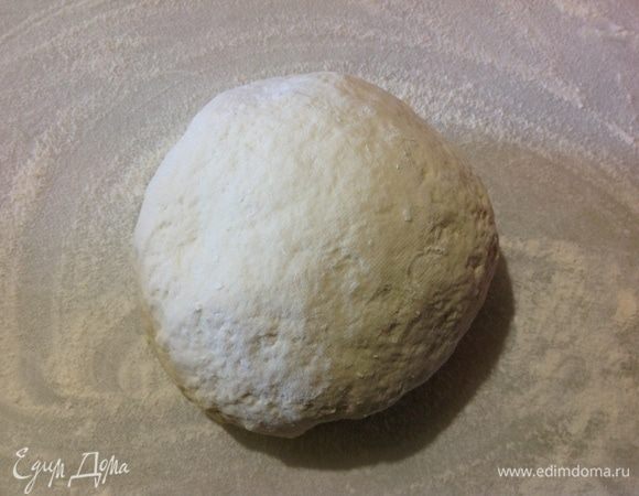 Снова 300 г муки — снова вымешали.
Теперь 200 г просеиваем на рабочую поверхность, выкладываем в нее тесто и замешиваем. Тесто не должно липнуть к рукам, но и не должно быть тугим. Я не добавляю слишком много муки, чтобы не забить тесто, потому что потом все равно мы будем еще обваливать в муке каждый кусочек, из которого будем раскатывать лепешку. Тесто замесили, оно пластичное, мягкое и приятное к рукам. Накрываем миску с тестом полотенцем и даем постоять 20–25 минут, пока готовим начинку.
