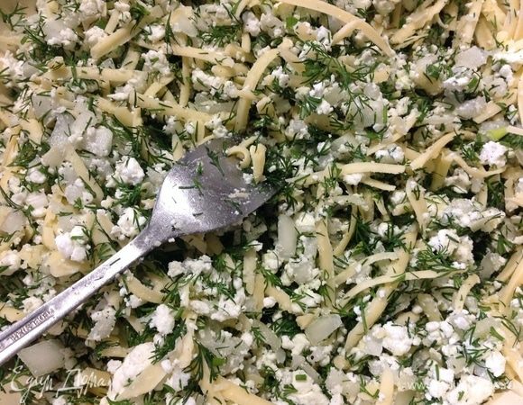 Для начинки смешиваем творог, который помяла вилкой, с сыром, натертым на крупную терку, сладкий белый салатный лук мелко режем, добавляем в начинку, также свежий укроп, солим и перчим по вкусу.
Здесь можно добавлять любую зелень по вкусу, можно зеленый лук.