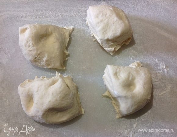 Я сначала делила на 2 части, затем одну отправляла обратно в миску под полотенце, а оставшуюся часть делила на 4, затем так же со второй половиной теста.