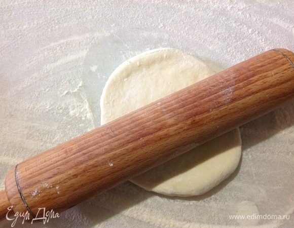 Начинаем раскатывать лепешку 