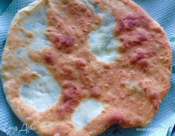 Жарим лепешку на горячей сковороде с растительным маслом с двух сторон.
Готовую горячую лепешку я выкладываю на бумажное полотенце и промакиваю сверху им же, чтобы убрать лишний жир. Горячие лепешки не кладите друг на друга в стопку, иначе они просто запарятся, выкладывайте на большое блюдо внахлест или на два блюда. Только когда они полностью остынут, их можно класть друг на друга в стопку, не раньше!