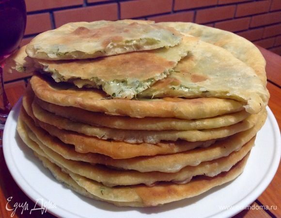 При жарке лук внутри лепешек становится мягким, и он там совсем не лишний, делала такую начинку и без него, но с ним мне вкусней:)