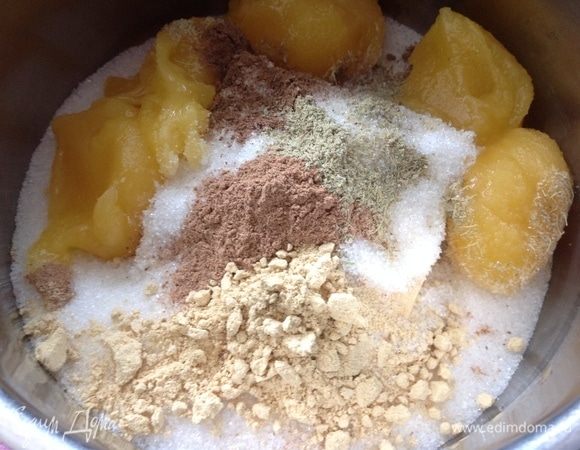 Делаем тесто на водяной бане или в сотейнике с толстым дном, я делала в сотейнике. Кладем в сотейник сливочное масло, сахар, мед, кардамон, корицу, имбирь, мускатный орех, соль. Надо все растопить, помешивая, чтобы все ингредиенты хорошо растворились. Когда все растворится, снимаем сотейник с огня.