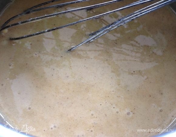 Добавляем соду и хорошо вымешиваем, смесь светлеет и пенится немного.