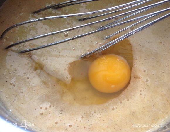 Даем смеси немного остыть с горячего состояния к теплому и вмешиваем туда два яйца по очереди. Добавили одно яйцо — вмешали, второе яйцо — вмешали.