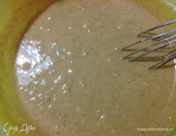 Теперь перекладываем смесь в большую миску с высокими бортами, просеиваем в смесь порцию муки, сначала 200 г муки. Смесь венчиком вымешиваем, чтобы не оставалось комочков.