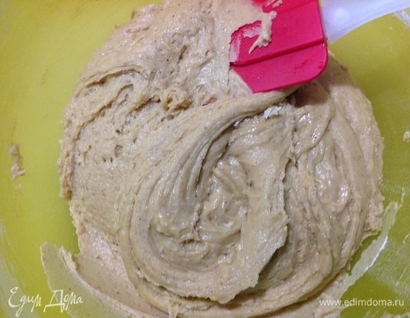 Теперь просеиваем еще 200 г муки и снова замешиваем тесто, оно становится густое и тягучее.