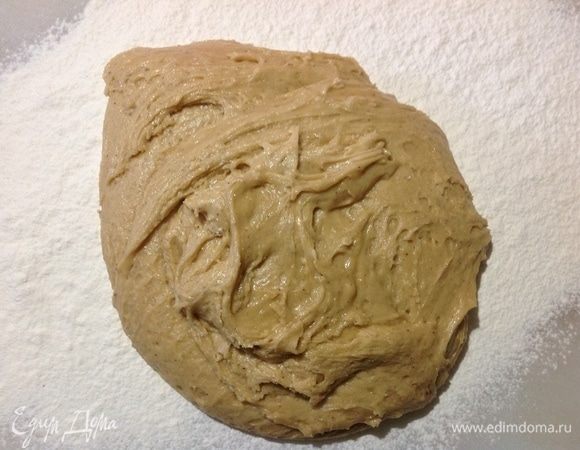 Теперь смотрите: из 500 г муки, которые мы имеем в рецепте, мы уже израсходовали 200+200 = 400 г, а вот оставшиеся 100 г муки мы просеиваем уже не в миску, а на рабочую поверхность доски или стола. Муку просеяли и выкладываем в нее наше тягучее тесто.
