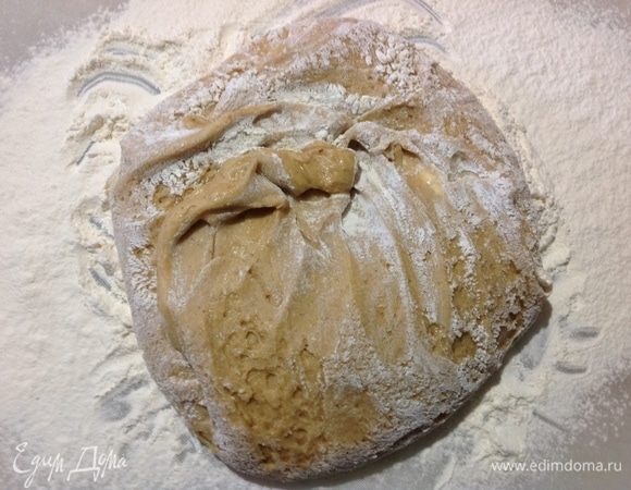 Тесто со всех сторон заворачиваем во внутрь.
Начинаем замешивать тесто так чтобы 100 г муки, что мы просеяли, вмешались в наш комок теста.