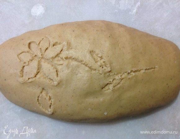 Тесто замешано, оно пластичное, очень мягкое и совсем чуть-чуть липнет к рукам, муку больше не добавляйте! Просто заворачиваем тесто в пищевую пленку и кладем в холодильник на 1 час. За полчаса до окончания этого часа включаем духовку на 180°С.