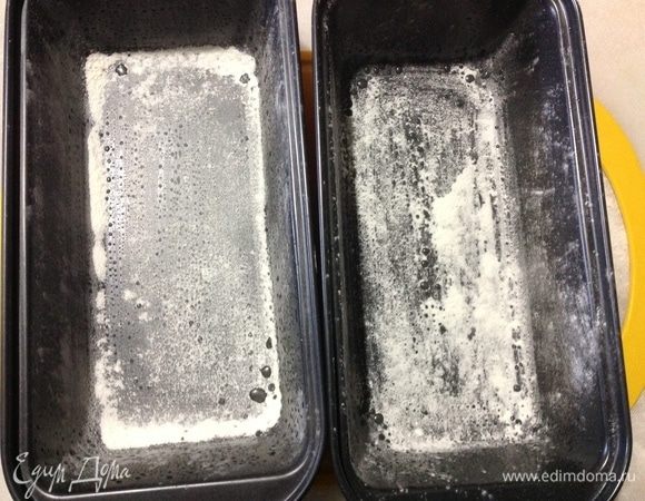Теперь про формочки.
У меня были две формочки размера небольшого кирпичика 20*10 и силиконовые формочки сердечек. У меня вышло 2 пряника в форме кирпичика и 6 сердечек.
Я просто распределила тесто, исходя из размеров моих форточек, и чуть-чуть теста оставила на 6 сердечек, как украшения на пряники кирпичиком.
Формы смазала маслом и посыпала слегка мукой.