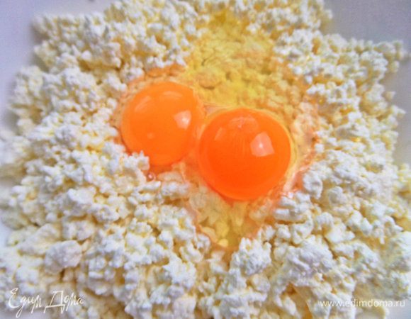 В творог вбить яйца.