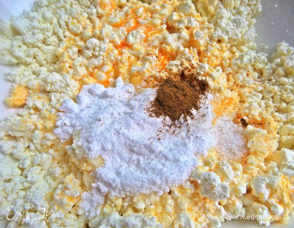 Добавить пудру, корицу, соль и ваниль. Можно и сахар, но пудра быстрее растворится.