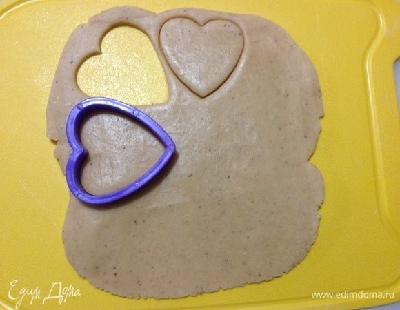 Вырезала сердечки для украшения с помощью формочек для печенья.