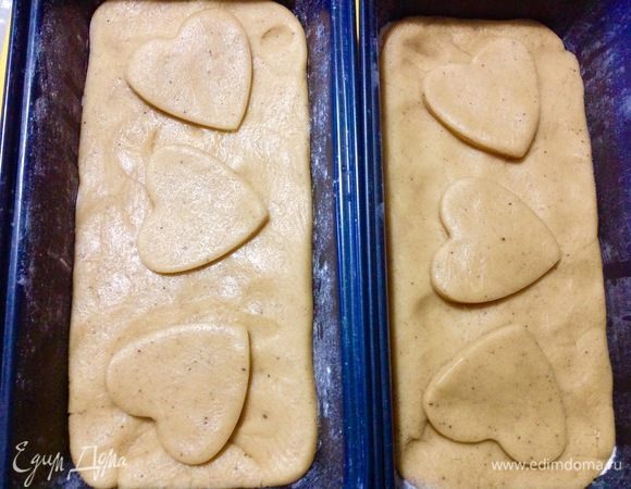 Заполнила формочки тестом, толщиной где-то 3–3,5 см, ничем не смазываем и поверх просто выкладываем украшение, у меня это сердечки, можно и без них. 