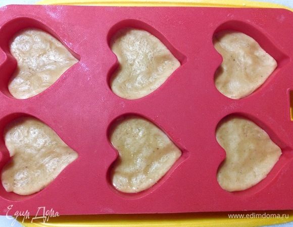 Силиконовые формочки я заполнила тоже тестом такой же примерно толщины.