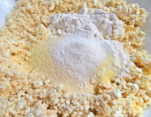 Добавить муку с разрыхлителем. Количество муки зависит от влажности творога.