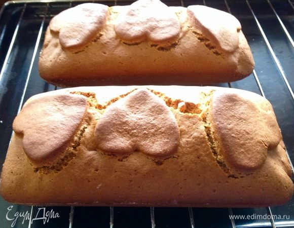 Теперь отправляем формы кирпичики в духовку, я пекла по очереди — сначала кирпичики, потом сердечки, у меня небольшая духовка от электропечи.
Время выпечки в моей духовке — 30 минут. Лучше наблюдать за своими пряниками в своей родной духовке, чтобы они не пригорели, потому что медовое тесто имеет свойство гореть.
Остужаем пряники на решетке. 