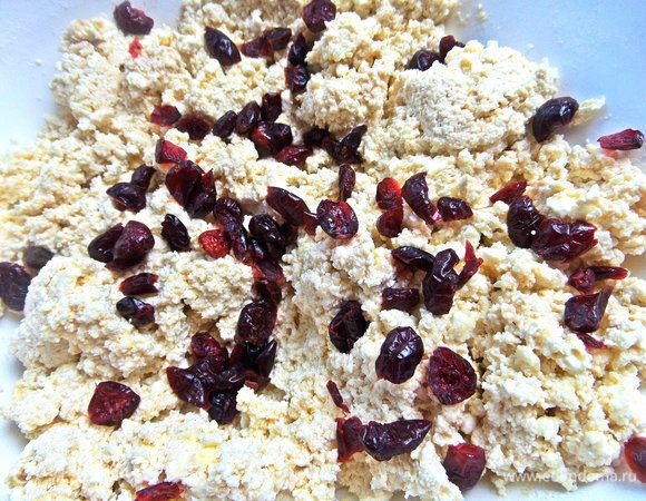 Перемешать и всыпать клюкву.