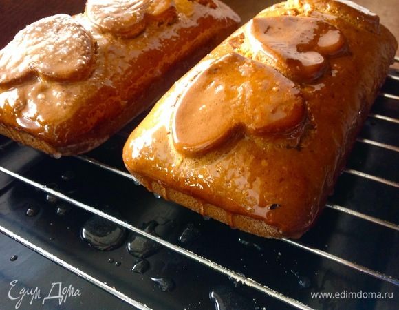 За 5 минут до окончания выпечки делаем сахарную глазурь. 
100 г сахара соединяем с 30 мл воды, на небольшом огне растворяем и даем покипеть 1–2 минуты, постоянно помешивая.
Горячие пряники смазываем горячей сахарной глазурью. В процессе остывания пряников застынет и глазурь.