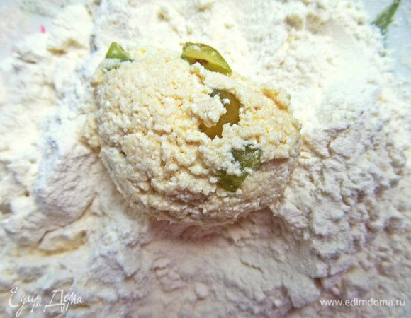 Взять ложку теста, обвалять в муке, как обычные сырники.