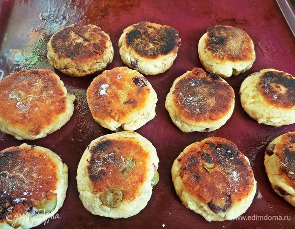 Духовку заранее разогреть до 180°С. Перенести сырники на коврик для выпечки или в форму.