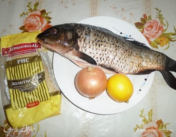 Подготавливаем продукты. Рыбу очищаем от чешуи и внутренностей. Хорошо промываем водой. Вес очищенной рыбы — 600 граммов.