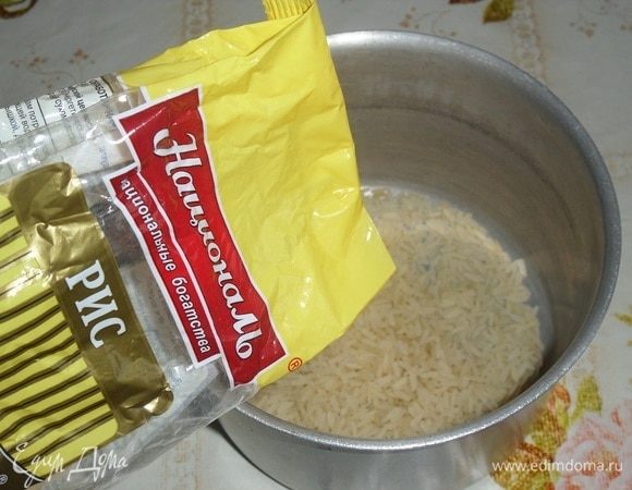 Отмеряем необходимое количество риса. Для приготовления начинки я использую рис Золотистый ТМ «Националь». 