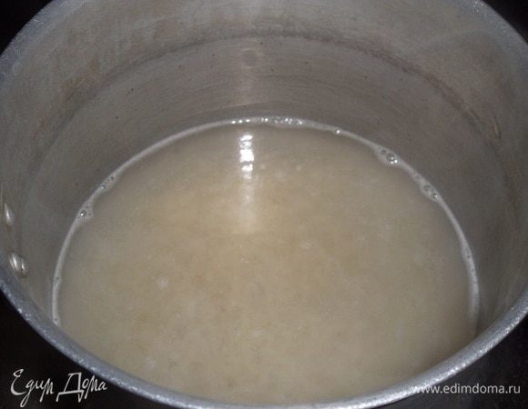 В кастрюлю с рисом добавляем воду и 1/3 ч. л. соли. 