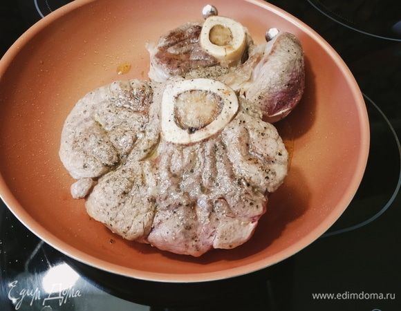 Разогреваем сковородку с оливковым и сливочным маслом и обжариваем куски мяса до золотистого цвета. Выкладываем мясо в жаропрочную форму.